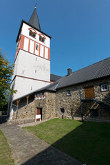 Fototapeta na wymiar Königswinter-Oberpleis, ehemalige Propstei mit Kirche St. Pankratius