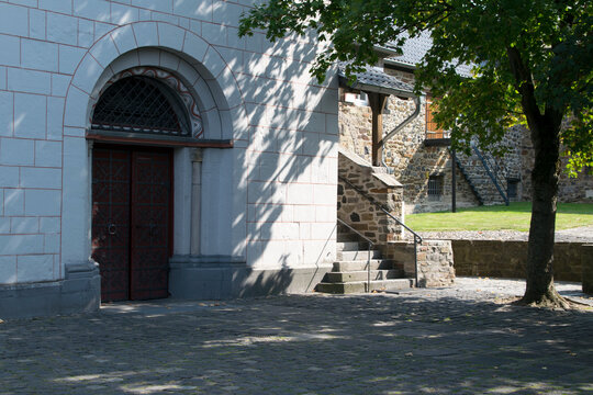 K&ouml;nigswinter-Oberpleis, ehem. Propstei mit Portal der Kirche St. Pankratius