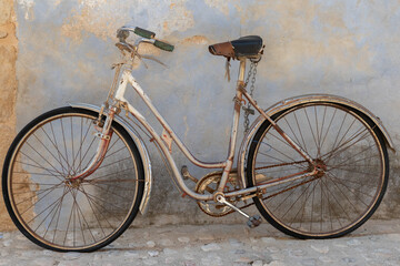 Fototapeta na wymiar Bicicleta antigua aparcada en un pueblo del interior de España