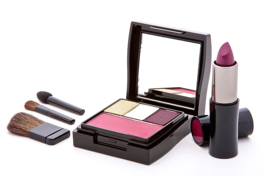productos para maquillaje, estuche con espejo de sombra de ojos en polvo, pinceles y brochas y l&aacute;piz labial sobre fondo blanco