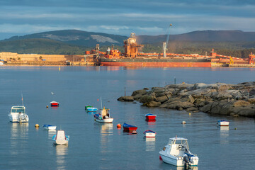 Vista del puerto de San Cibrao desde el puerto de Morás.