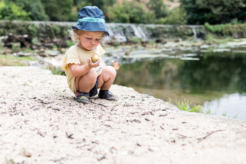 petite fille assis au bord de l'eau