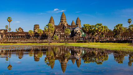 Fototapeta premium Angkor Wat across the lake in the daylight