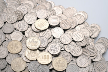 500円玉と100円玉の集合写真