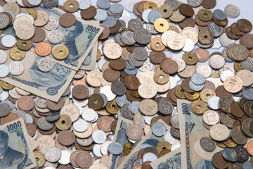 日本円の紙幣と貨幣の集合写真