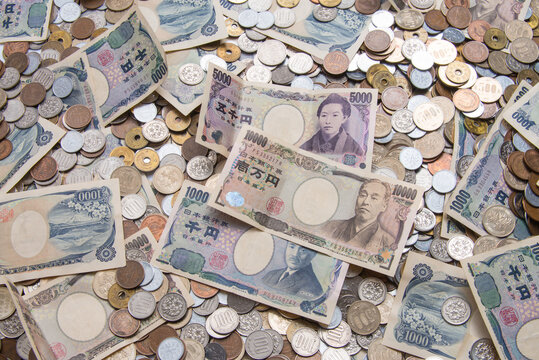 日本円の紙幣と貨幣の集合写真