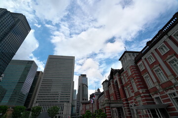 Fototapeta na wymiar 青い空と白い雲を見上げる東京駅前