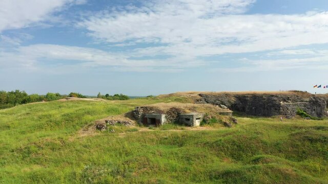 Un bunker du fort de Douaumont au milieu de la campagne et des for&ecirc;ts verdoyantes vers Verdun, dans la Meuse, en Lorraine dans le Grand-Est de la France, en &eacute;t&eacute; et en drone.