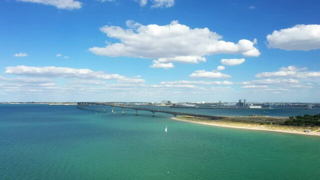 Le pont de l'&icirc;le de R&eacute; qui relie La Rochelle &agrave; l'&icirc;le et le bout de l'&icirc;le en Charente-Maritime, en Nouvelle Aquitaine, en France, en &eacute;t&eacute; et en drone lors d'une journ&eacute;e sous le Soleil.