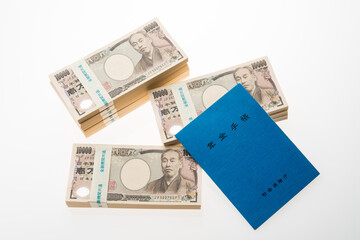年金手帳と一万円札