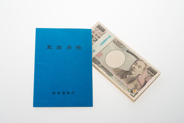 年金手帳と一万円札