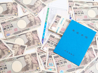 年金手帳と確定申告書類
