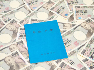 年金手帳と一万円札