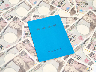 年金手帳と一万円札