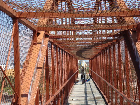 Vendedor de trapeadores y escobas en el puente