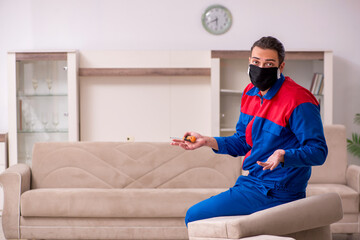Obraz premium Young carpenter working indoors during pandemic disease