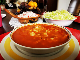 Comida Mexicana para las fiestas patrias del 16 de septiembre, día de la independencia. Pozole Rojo de maíz, rábano y lechuga 
