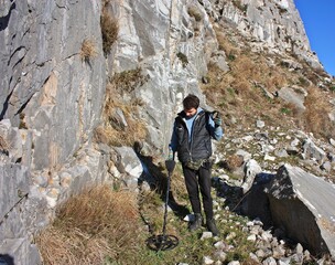 looking for treasures buried and forgotten in the earth thanks to the use of the metal detector...