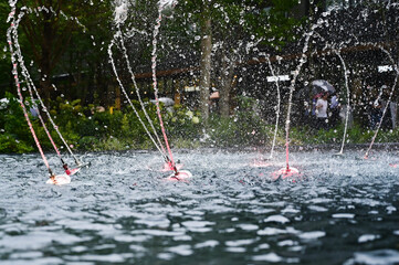 水流がリズミカルに動く噴水