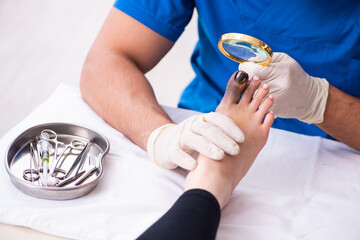 Finger injured woman visiting male doctor traumatologist