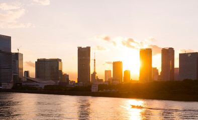 東京　日没風景　東京タワーと高層ビル群　2020年8月