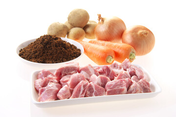 豚肉　タマネギ　ニンジン　ジャガイモ　スパイス