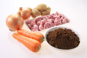 豚肉　タマネギ　ニンジン　ジャガイモ　スパイス