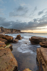 Obraz premium Rocky coastline view at Coogee Cliff, Sydney, Australia.