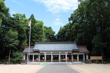Obraz premium One traditional temple and Japanese flag around Miyazaki Jingu Shrine