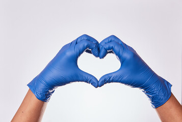 Mano de hombre formando un corazón con guantes de nitrilo en fondo blanco.  Simbolos de afecto y amor con manos.  - obrazy, fototapety, plakaty