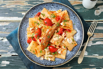 Pasta con pesce e pomodori freschi gallinella di mare
