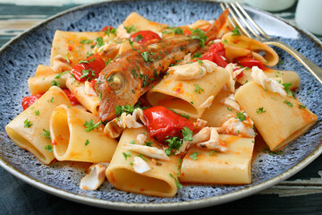 Pasta con pesce e pomodori freschi gallinella di mare