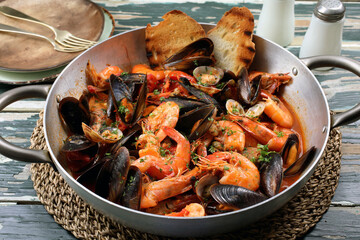 frutti di mare in salsa di pomodoro in tegame di metallo
