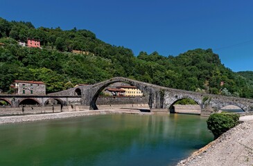 Fototapeta na wymiar Die Ponte della Maddalena in Borgo a Mozzano in der Toskana in Italien 