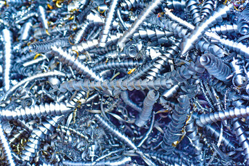 光る大量の金属スクラップ