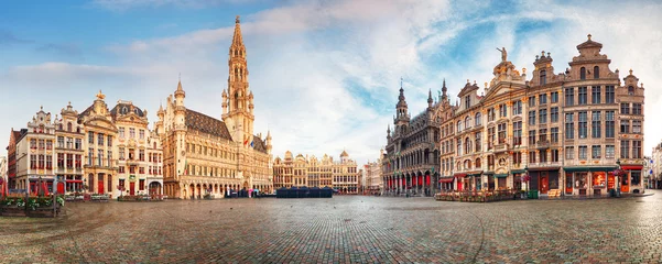 Foto op Plexiglas anti-reflex Brussel - panorama van de Grote Markt bij zonsopgang, België © TTstudio