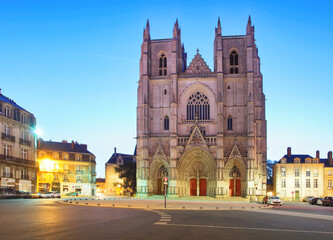 Fototapeta premium Night view on the saint Pierre cathedral in Nantes city in France