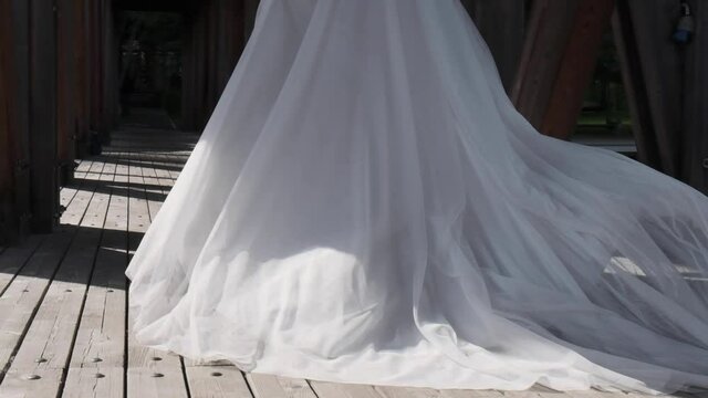 hem of the women's wedding dress is not lush