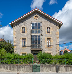 edificios humildes en zonas periféricas de las ciudades