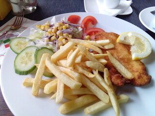 Wiener Schnitzel mit Pommes und Salat
