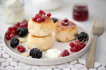 cottage cheese pancakes with berries and sour cream
