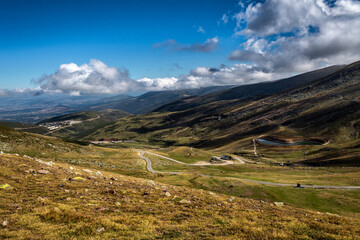 Obraz premium Las estación de esquí de Alto Campoo cambia su paisaje durante el verano