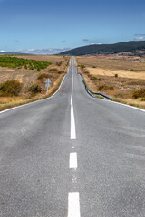 Una carretera interminable con ondulaciones.