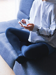 スマホゲームに熱中するティーンエイジャー【引きこもりのイメージ】
