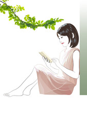 壁にもたれてゆったりと読書する女性