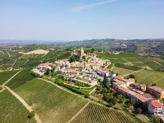 Fototapeta na wymiar Castello e borgo di Serralunga d Alba in Piemonte