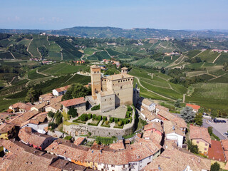 Castello e borgo di Serralunga d Alba in Piemonte