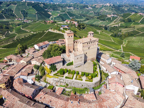 Castello e borgo di Serralunga d Alba in Piemonte