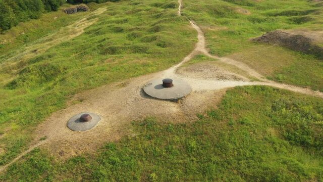 Deux casemates du fort de Douaumont au milieu de la campagne et des for&ecirc;ts verdoyantes vers Verdun, dans la Meuse, en Lorraine dans le Grand-Est de la France, en &eacute;t&eacute; et en drone.