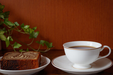 コーヒータイム、入れたてのコーヒーとケーキで休憩